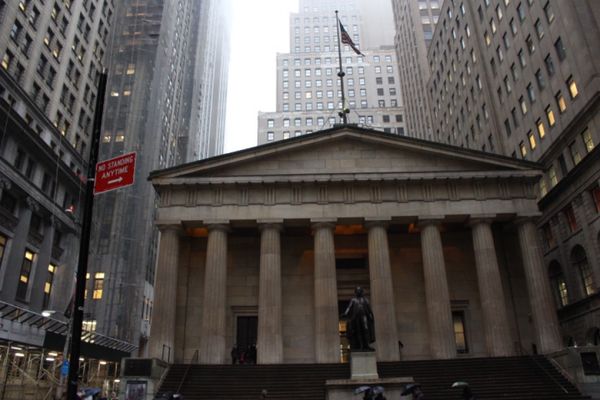 アメリカ(米国)・NY「厳寒のNY」の写真：フェデラル・ホールとトリニティ教会。アメ...