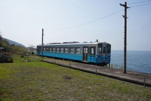 愛媛県伊予市にある下灘駅です。晴れた日に列車の来る時刻に行けたら最高の景色...