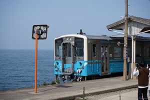愛媛県伊予市にある下灘駅です。晴れた日に列車の来る時刻に行けたら最高の景色...