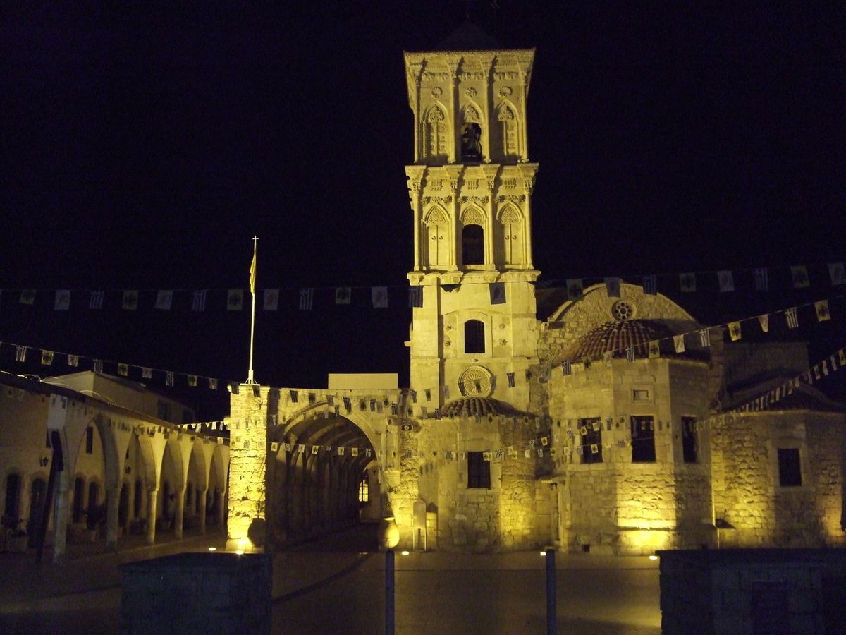 空の玄関口ラルナカ旧市街
聖ラザロ教会の昼と夜　内部のイコノスタシス
また...