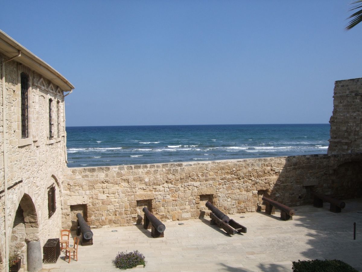 空の玄関口ラルナカ旧市街
聖ラザロ教会の昼と夜　内部のイコノスタシス
また...