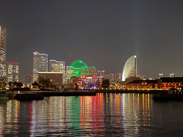 日本・神奈川県「神奈川県横浜市と鎌倉市」の写真：①みなとみらい
②横浜ベイブリッジ
③江...
