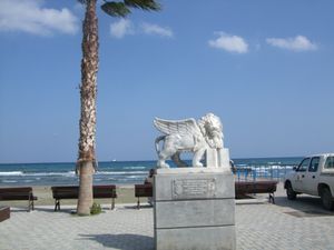 ニコシア旧市街
ラルナカの海岸に今なおいるヴェネツィアの有翼獅子
キティの...