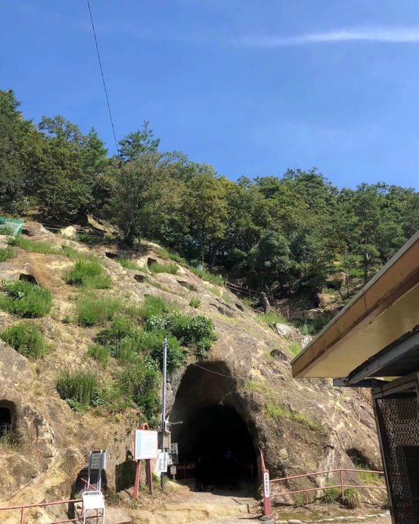 日本・埼玉「埼玉・吉見百穴」の写真：吉見百穴の外観