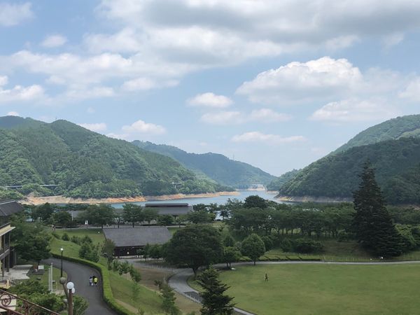 日本・神奈川県「ダムを求めて〜神奈川県 宮ヶ瀬ダム〜」の写真：天気が良くお散歩日和だった。
そこそこ人...