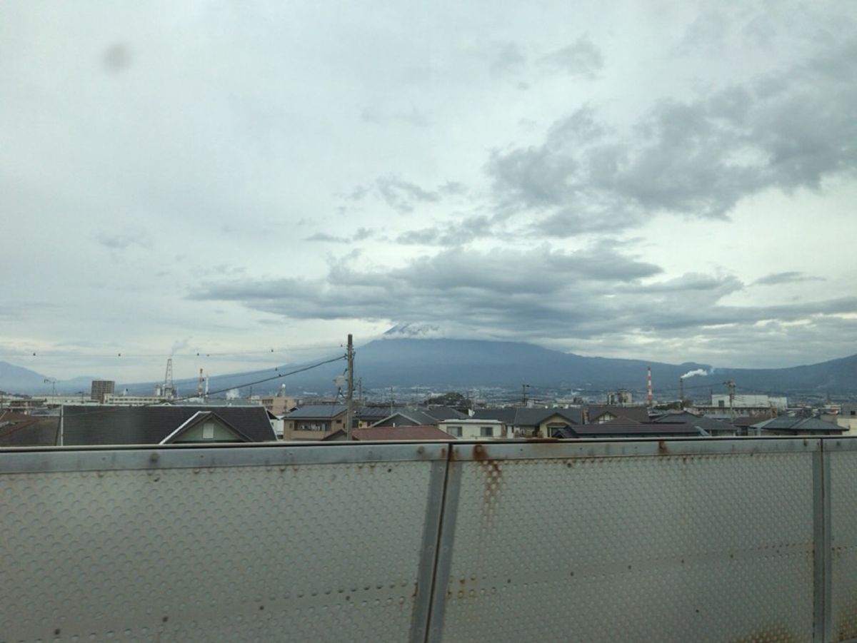 熱海まで新幹線。
その車中から富士山は見えず。