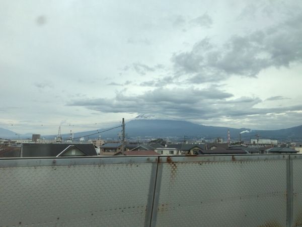 日本・箱根「温泉入りに秋の箱根」の写真：熱海まで新幹線。
その車中から富士山は見えず。