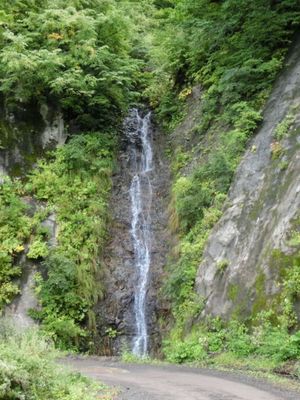 1枚目はニホンザル、2枚目は白神ラインにある滝、3枚目は日本海側から見た白...