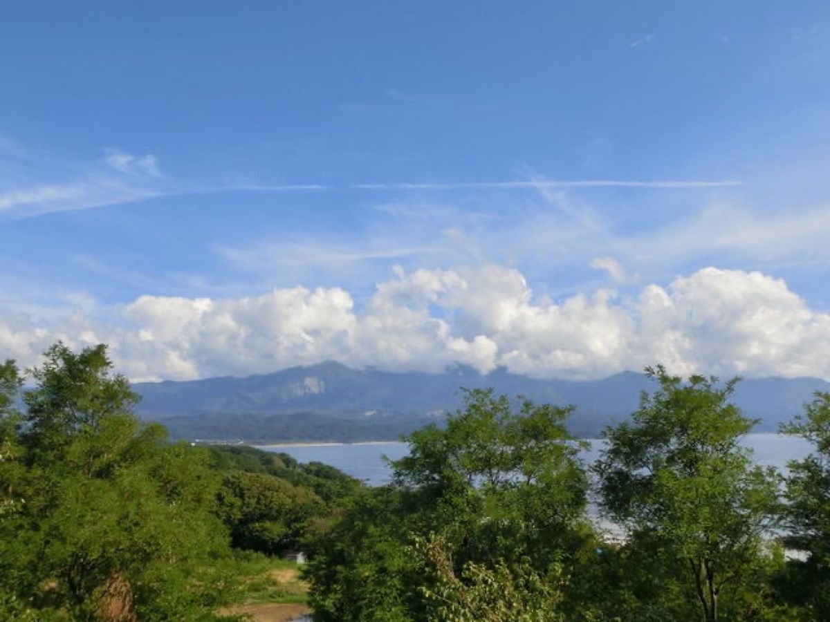 1枚目はニホンザル、2枚目は白神ラインにある滝、3枚目は日本海側から見た白...