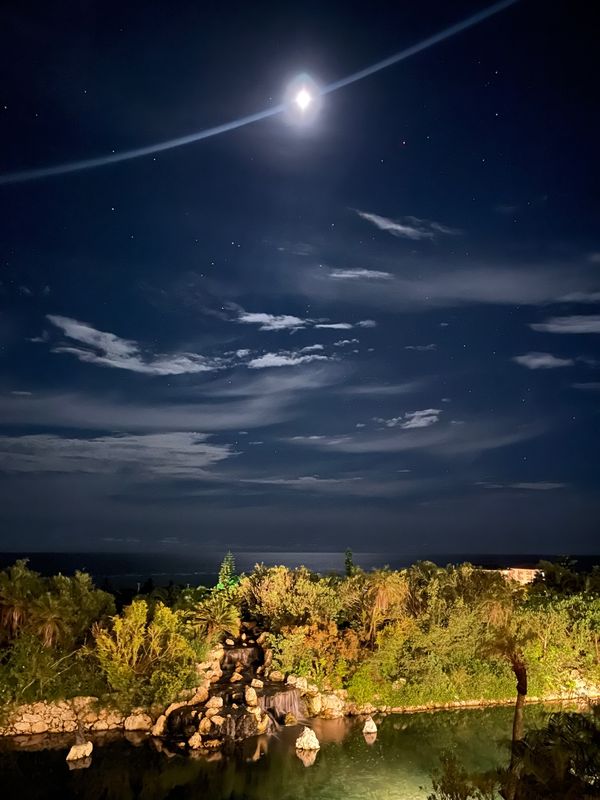 日本・宮古島「沖縄宮古島」の写真：ホテルのベランダから

今日は上弦の月か...