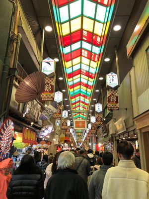 梅田のホテルからの景色
初日の虹
最終日の雨
人でいっぱいの錦市場