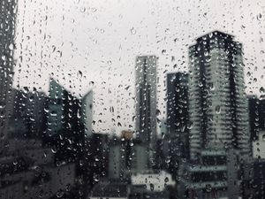 梅田のホテルからの景色
初日の虹
最終日の雨
人でいっぱいの錦市場