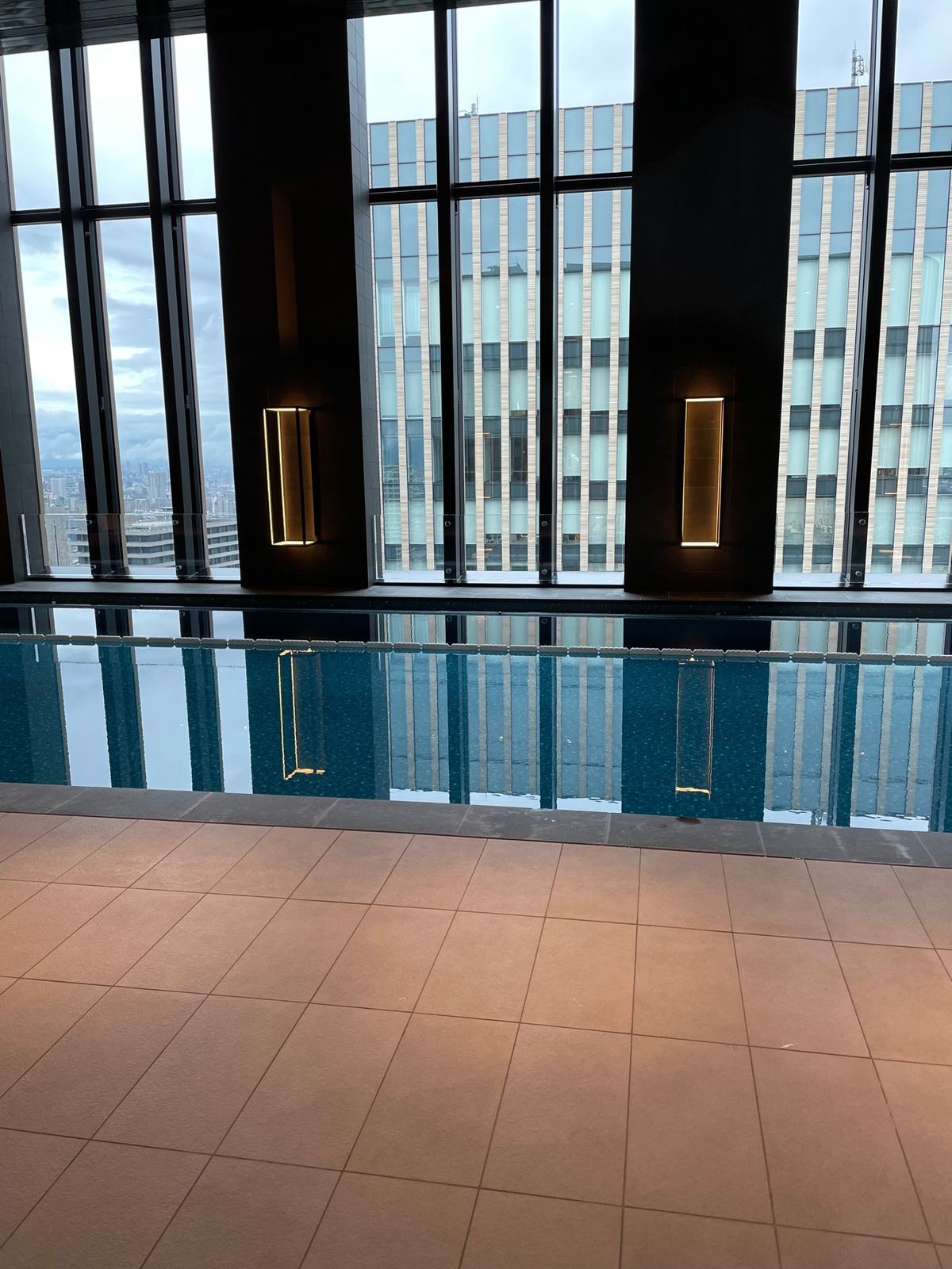 ジムでカロリー消費。焼石に水感。。
500メートルぐらい泳いで脚がつりそう...