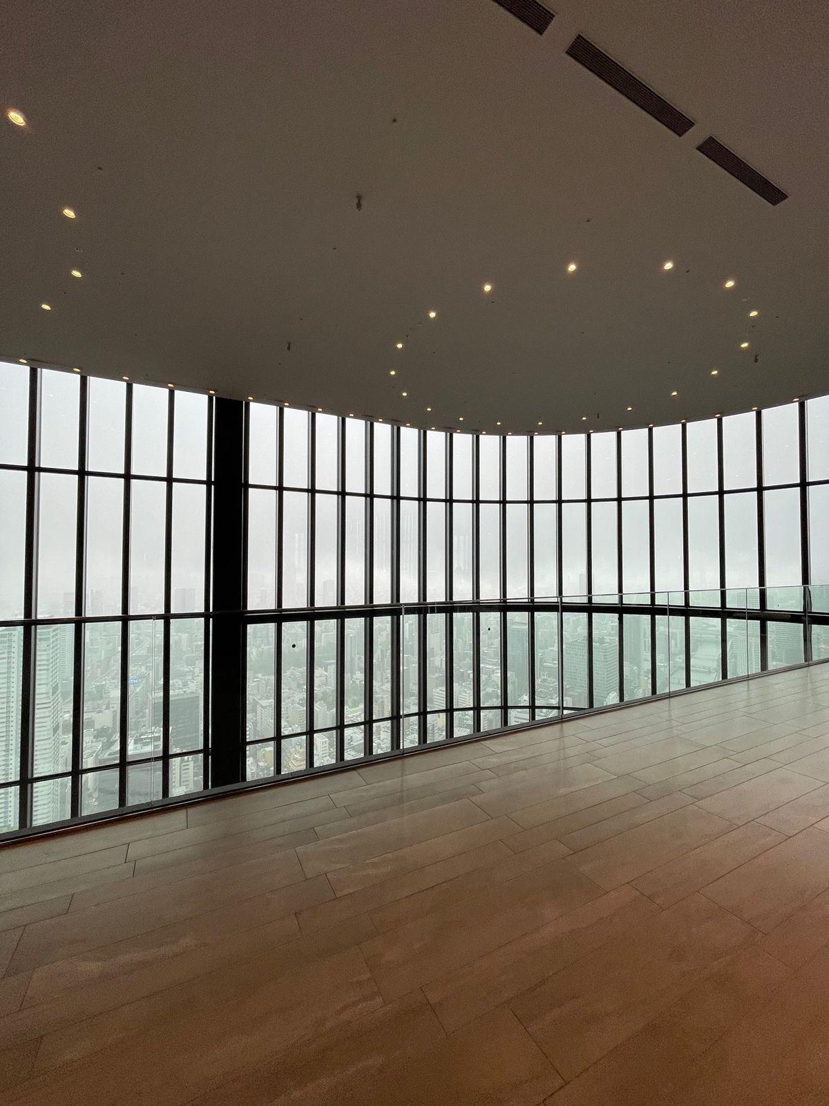 コンラッド大阪へ。
ヒルトンダイアモンドメンバーだとラウンジでチェックイン...