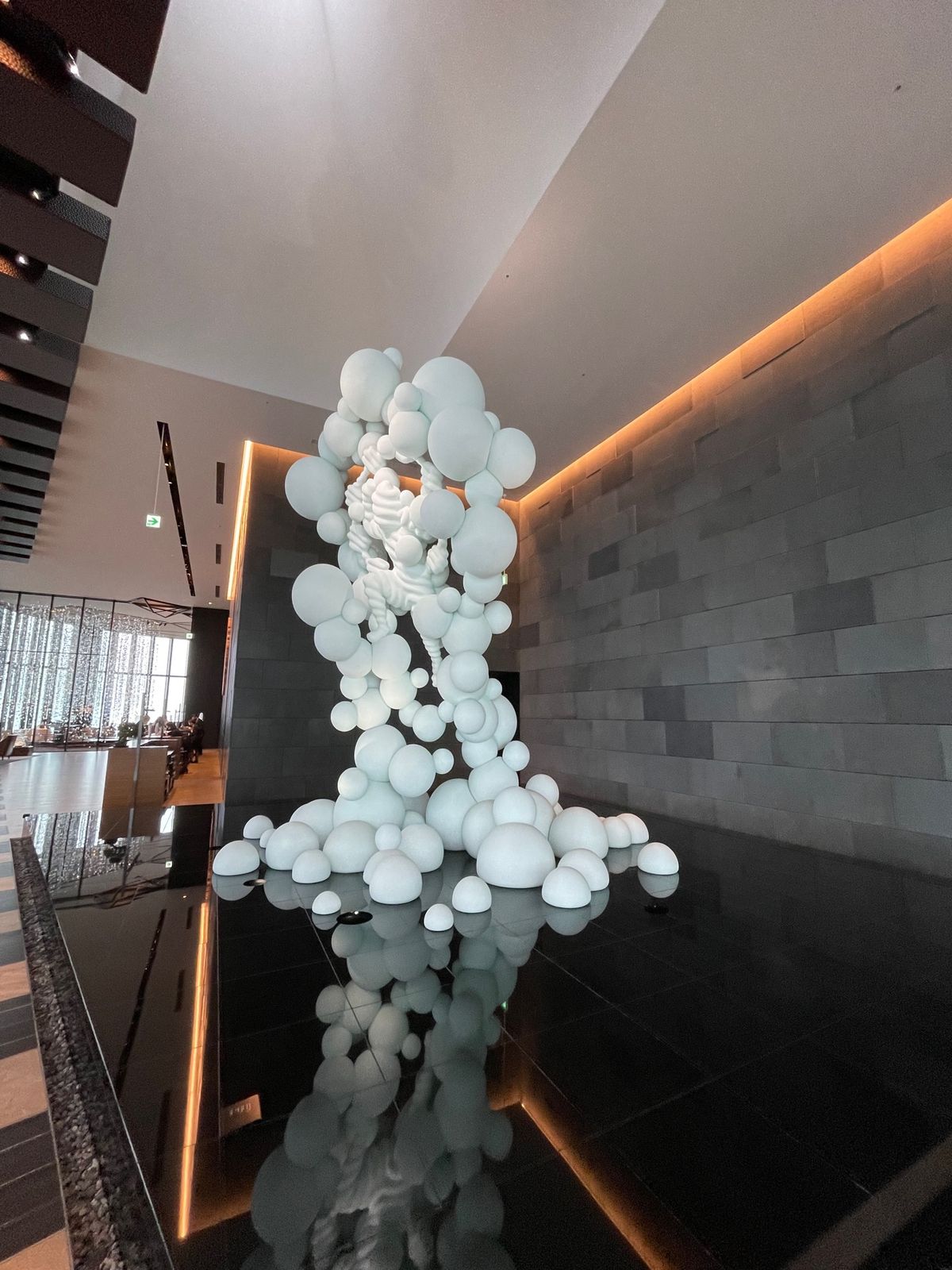 コンラッド大阪へ。
ヒルトンダイアモンドメンバーだとラウンジでチェックイン...