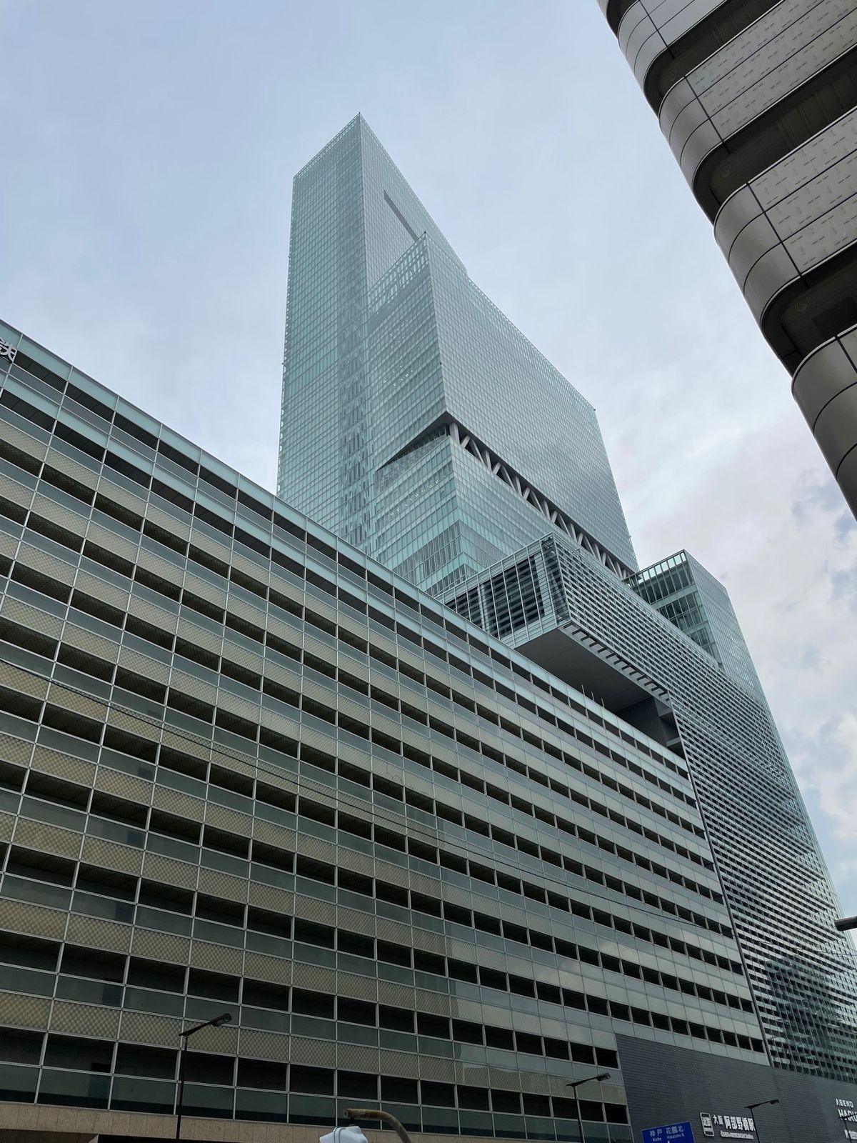 あべのハルカス。今のところ日本一高いビルらしい。とりあえず展望台へ

青い...