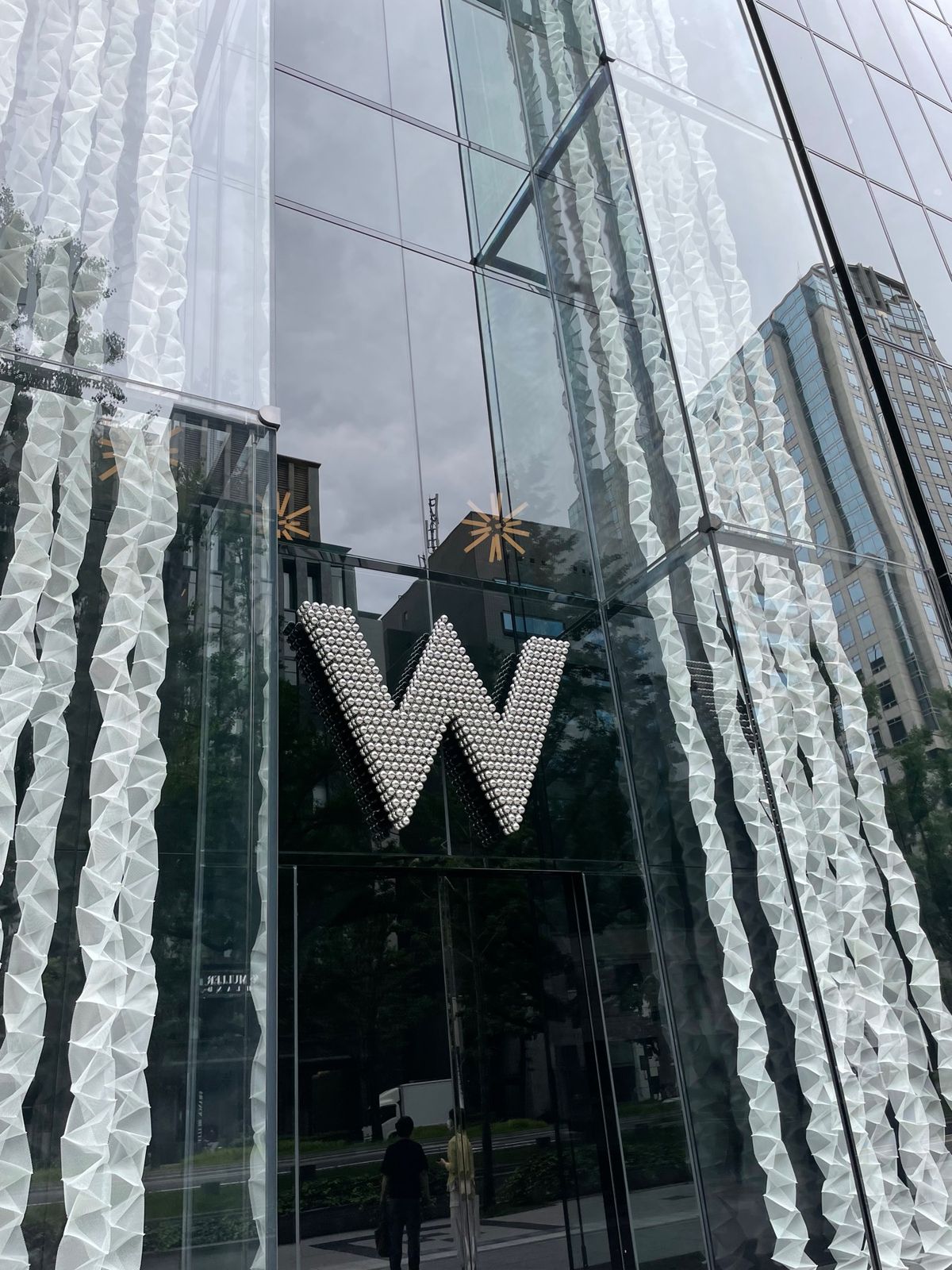 心斎橋のブティックホテルw大阪に潜入。
ハンバーガー5000円、スープ20...