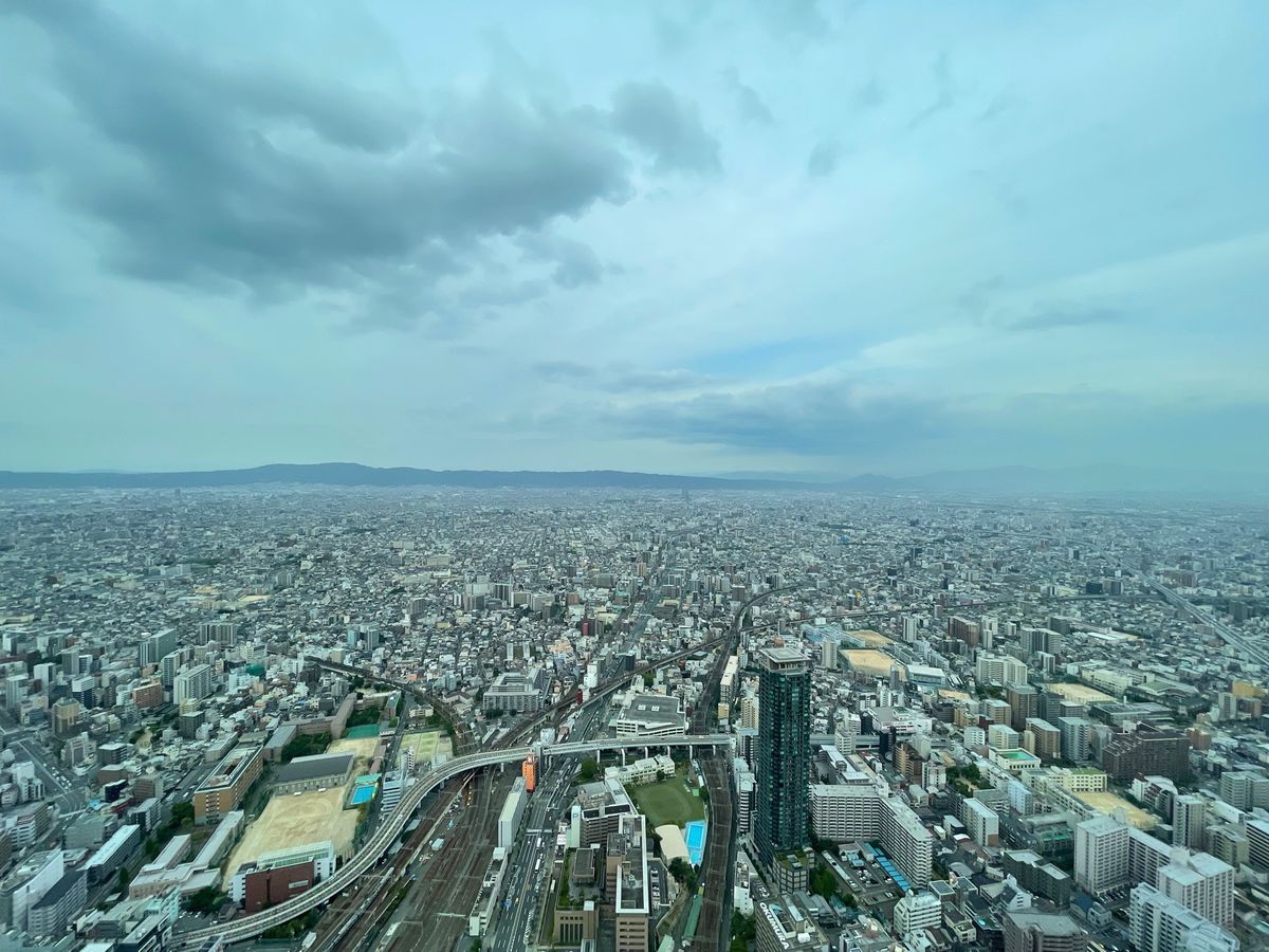 あべのハルカス。今のところ日本一高いビルらしい。とりあえず展望台へ

青い...