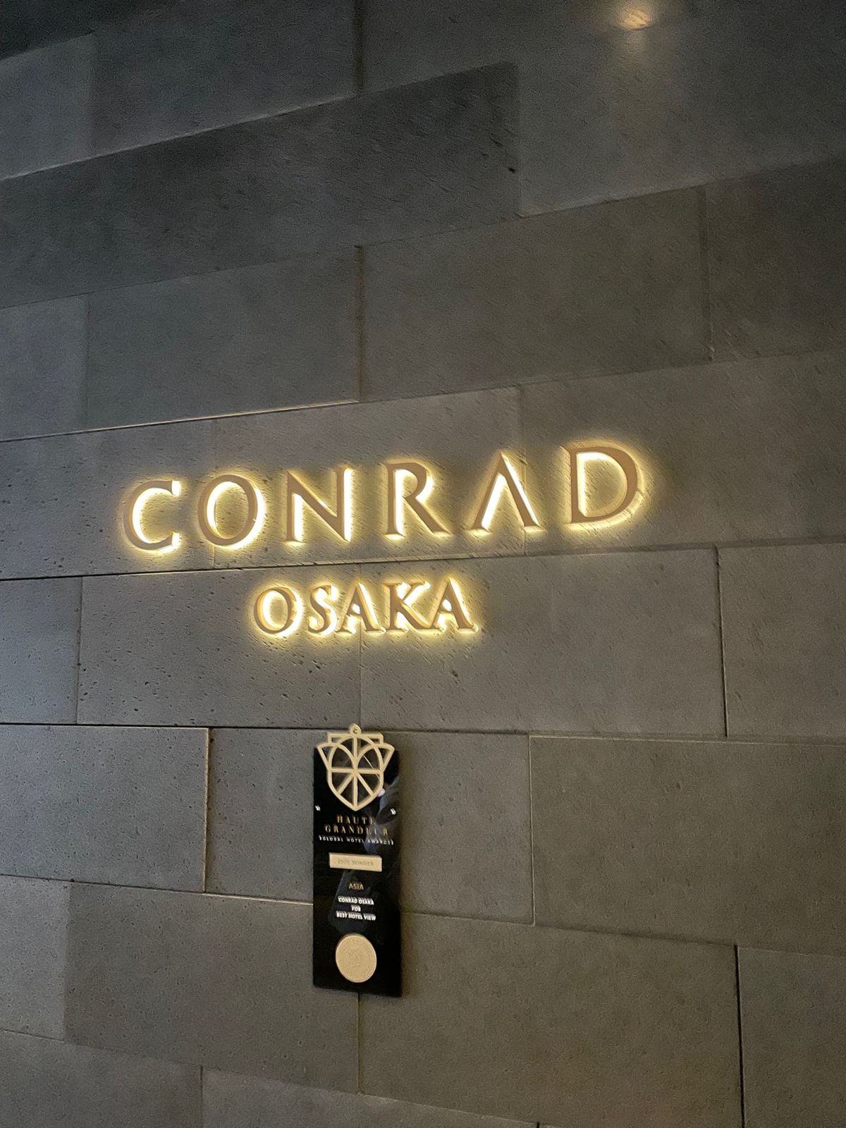 コンラッド大阪へ。
ヒルトンダイアモンドメンバーだとラウンジでチェックイン...