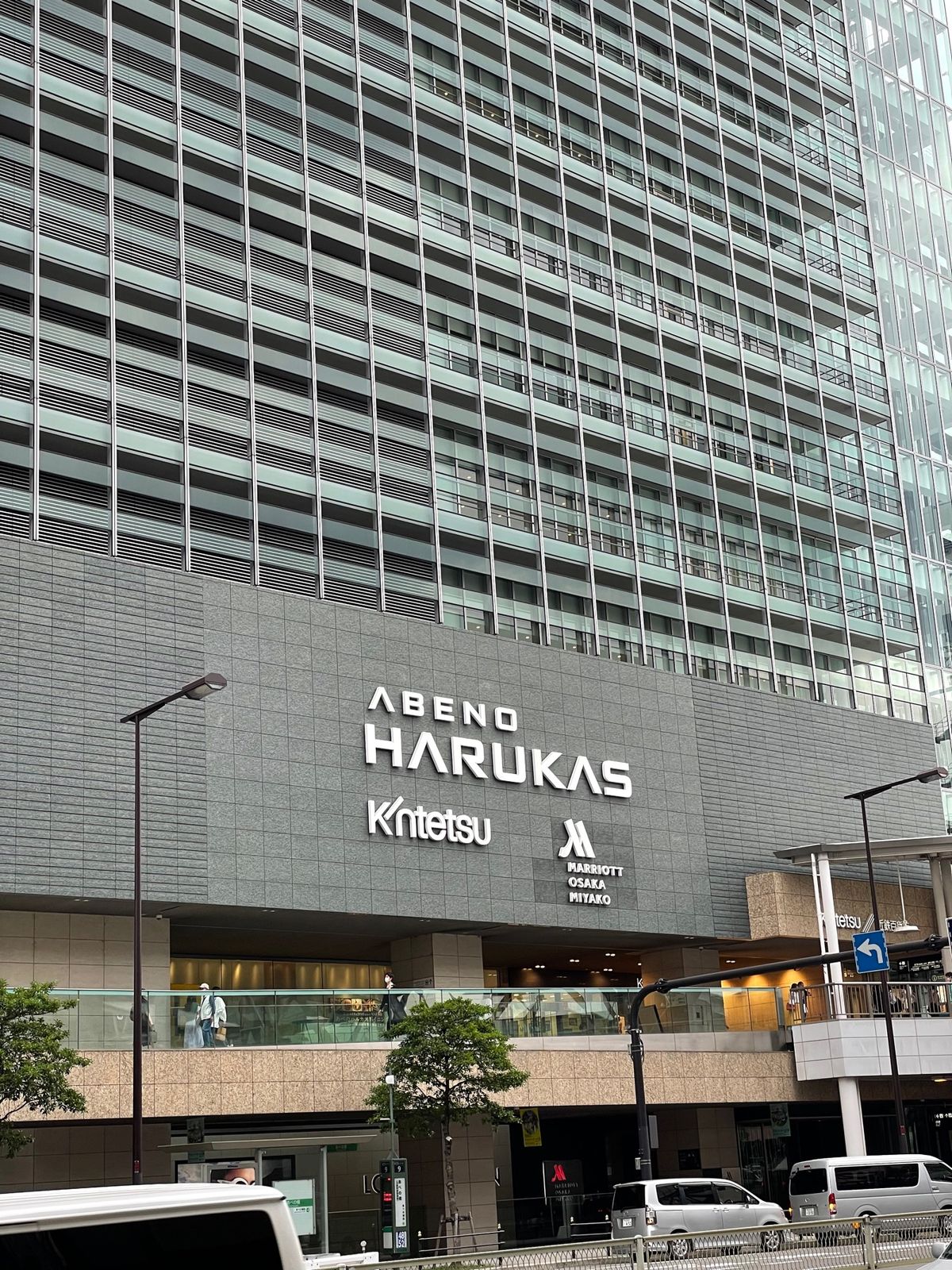 あべのハルカス。今のところ日本一高いビルらしい。とりあえず展望台へ

青い...