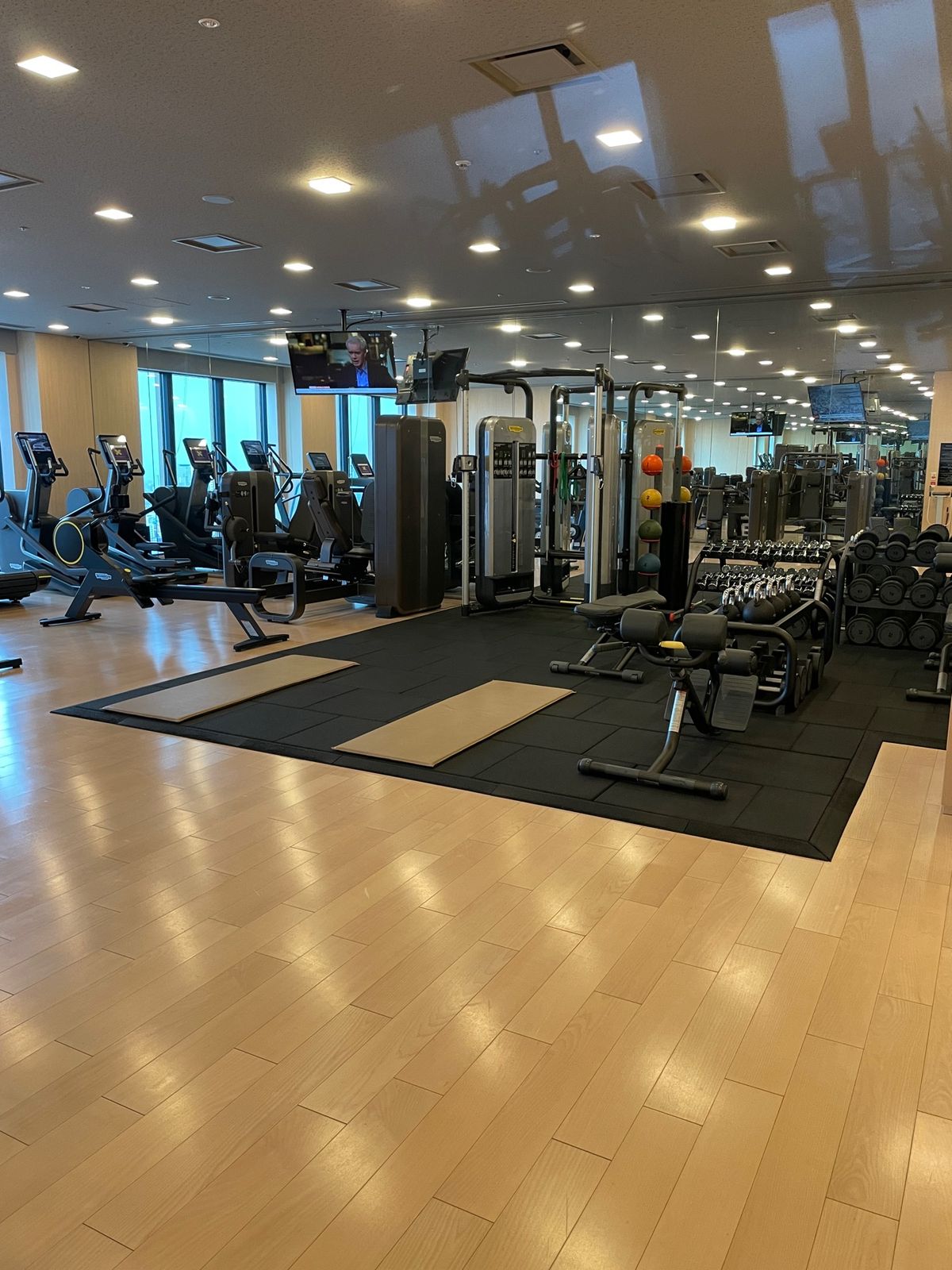 ジムでカロリー消費。焼石に水感。。
500メートルぐらい泳いで脚がつりそう...