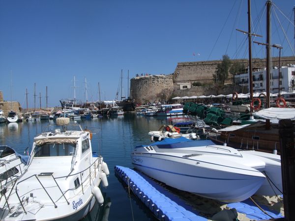 キプロス・ギルネ「北キプロス」の写真：北キプロスのレフコーシャから乗合ミニバス...