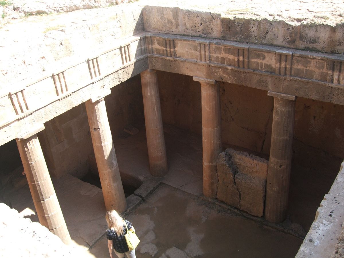 キプロス　パフォス
古代の王家の墓が地下から掘り出されている
周囲はエニシ...