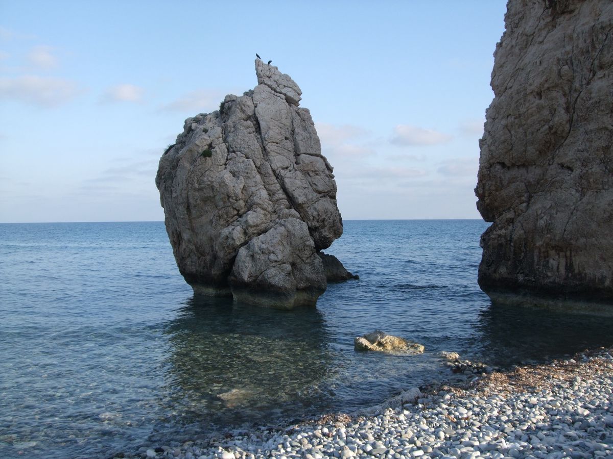 パフォス城
ペトラ・トゥ・ロミウの海岸(アフロディーテ生誕の地だって)