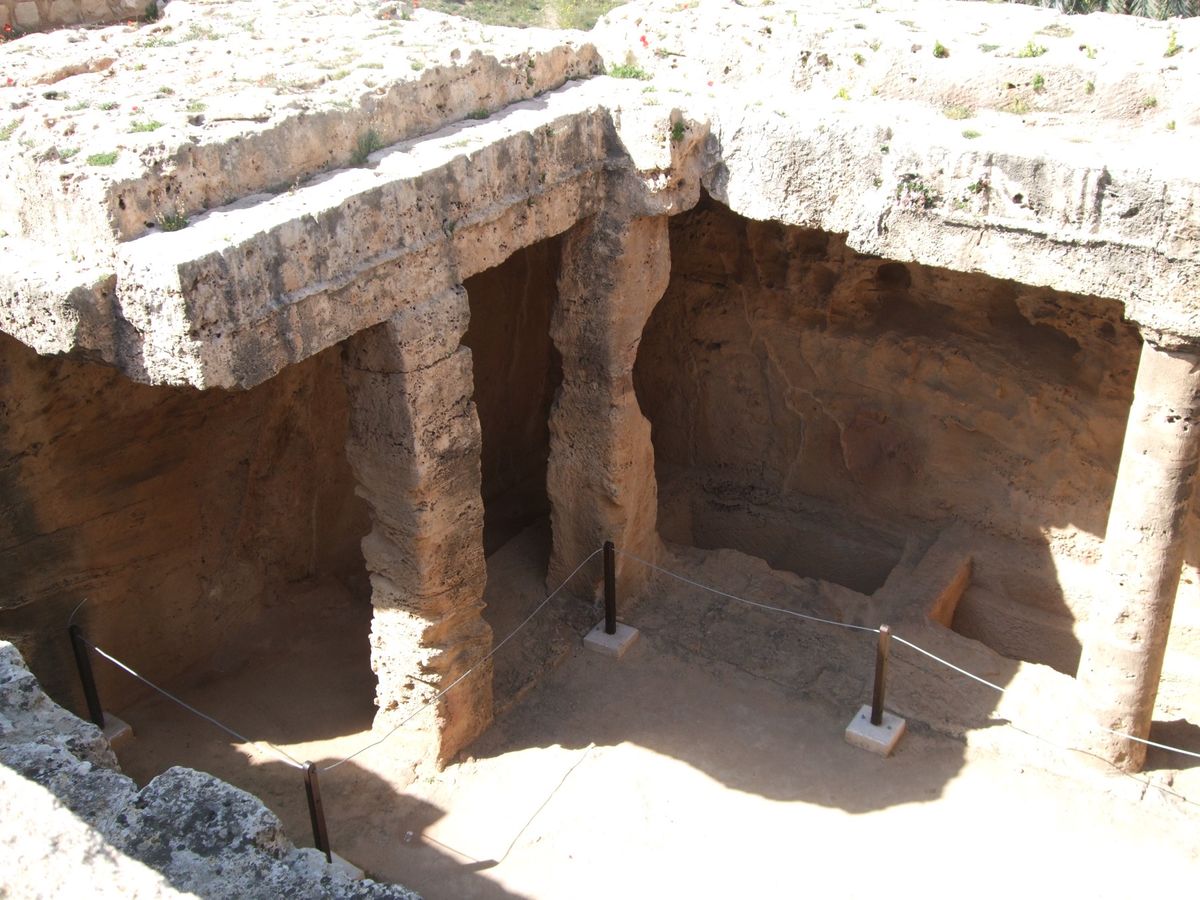 キプロス　パフォス
古代の王家の墓が地下から掘り出されている
周囲はエニシ...