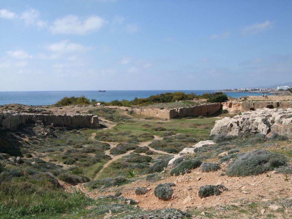 キプロス　パフォス
古代の王家の墓が地下から掘り出されている
周囲はエニシ...