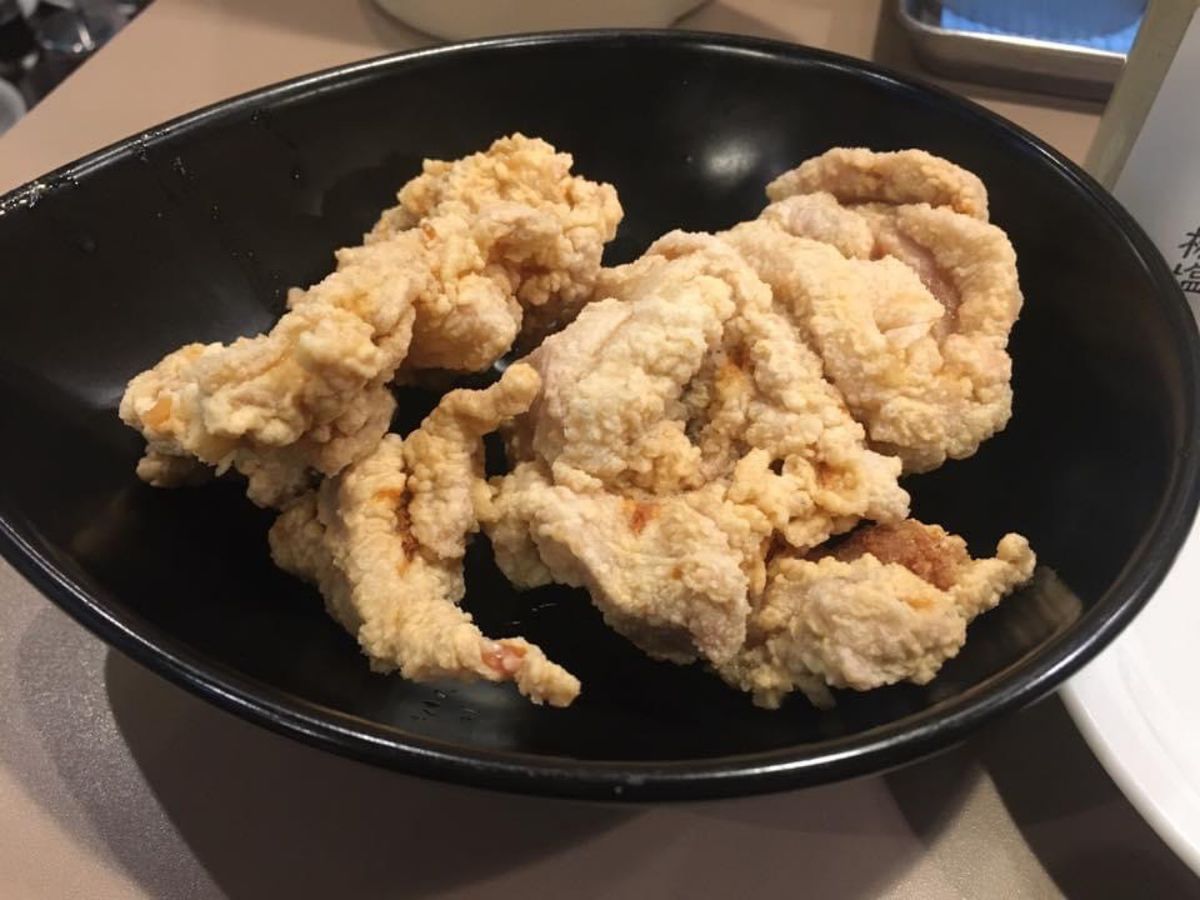 函館駅あじさいで塩ラーメンとザンギ