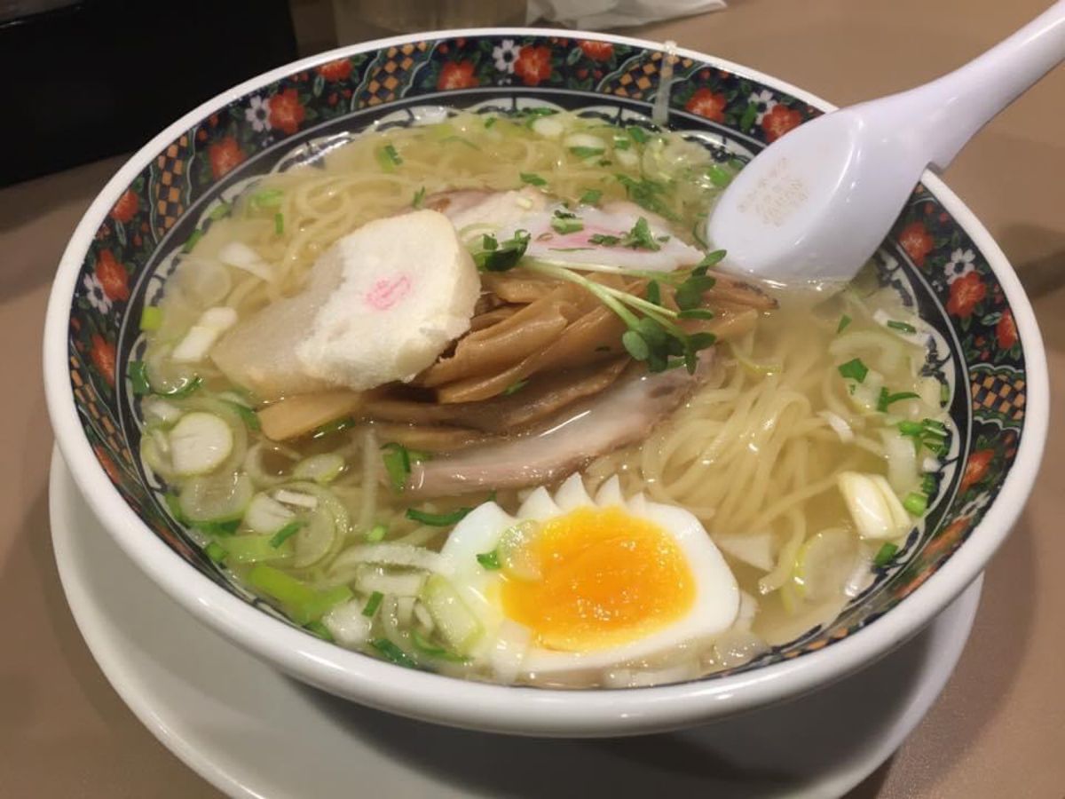 函館駅あじさいで塩ラーメンとザンギ