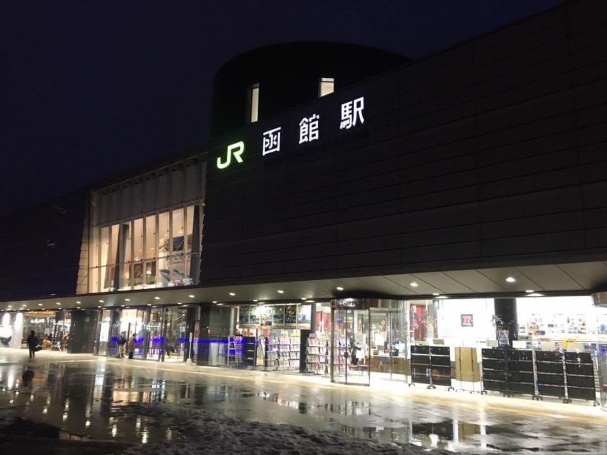 函館駅あじさいで塩ラーメンとザンギ