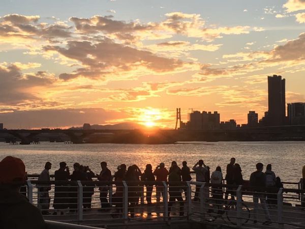 台湾・台北「台湾旅行(タピオカミルクティー巡り)」の写真：観光
大稻埕碼頭の夕陽と五分埔商圈の服飾