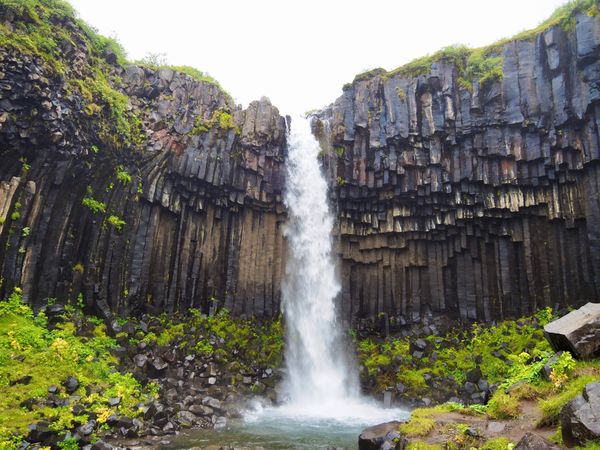 アイスランド・レイキャビク「アイスランド 自然満喫ドライブ一周旅行」の写真：スバルティフォス
ハイキングコースを進ん...