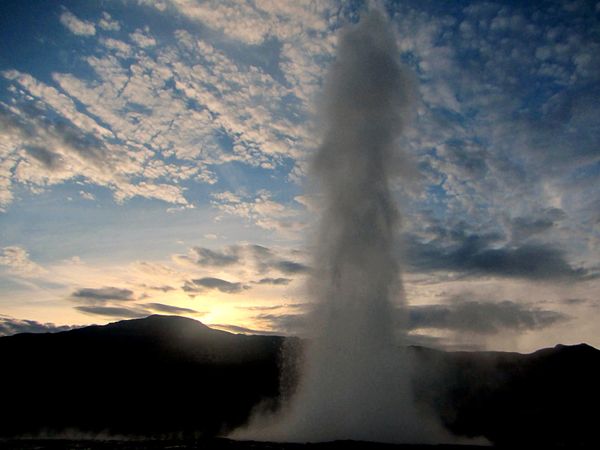 アイスランド・レイキャビク「アイスランド 自然満喫ドライブ一周旅行」の写真：ゲイシール
観光客のたくさん訪れる間欠泉...