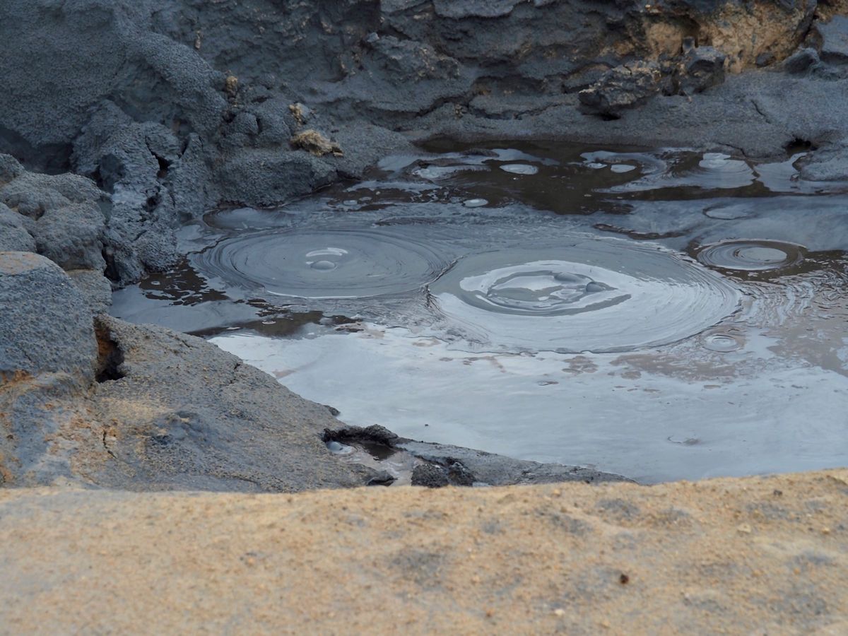 クヴェーリル
大地から温泉や蒸気が上がり続ける地熱エリア。
あたりは硫酸の...