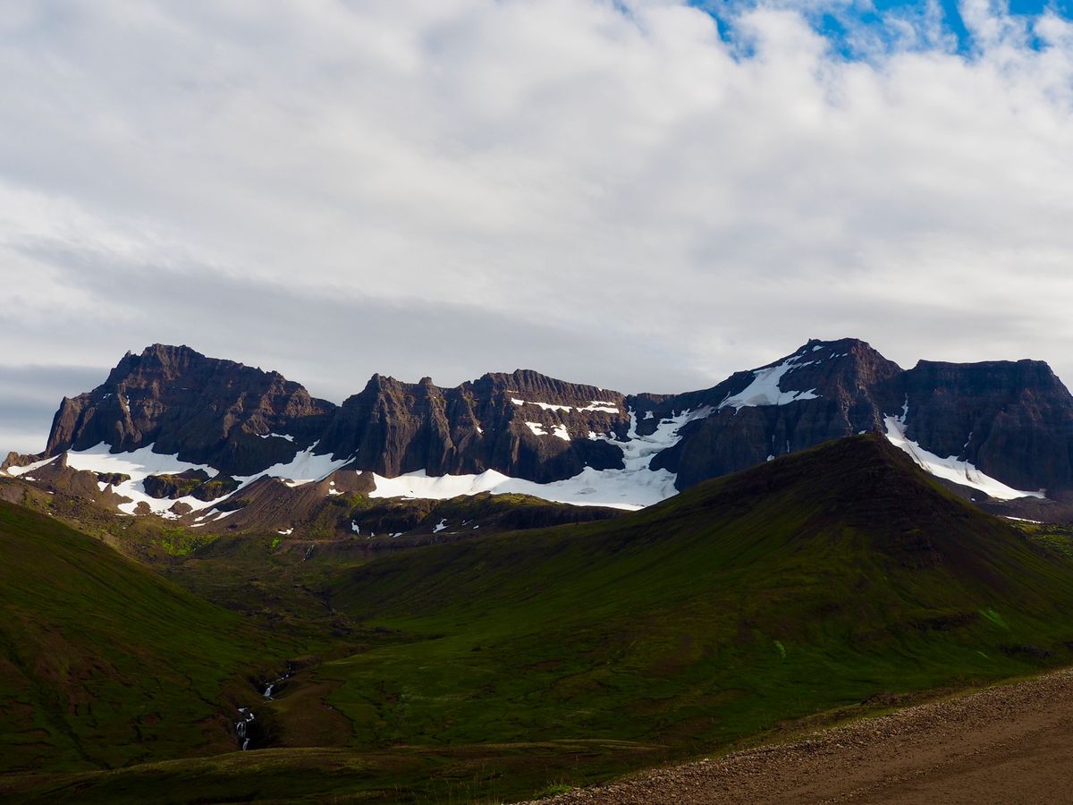 アイスランド東海岸にて

フィヨルドの広がる湾に小さな街が点在してて美しい...