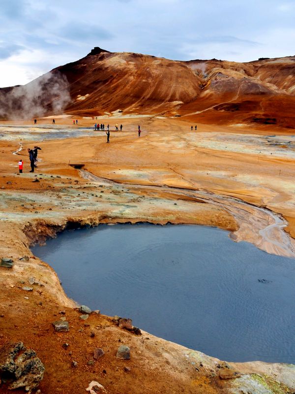 アイスランド・レイキャビク「アイスランド 自然満喫ドライブ一周旅行」の写真：クヴェーリル
大地から温泉や蒸気が上がり...