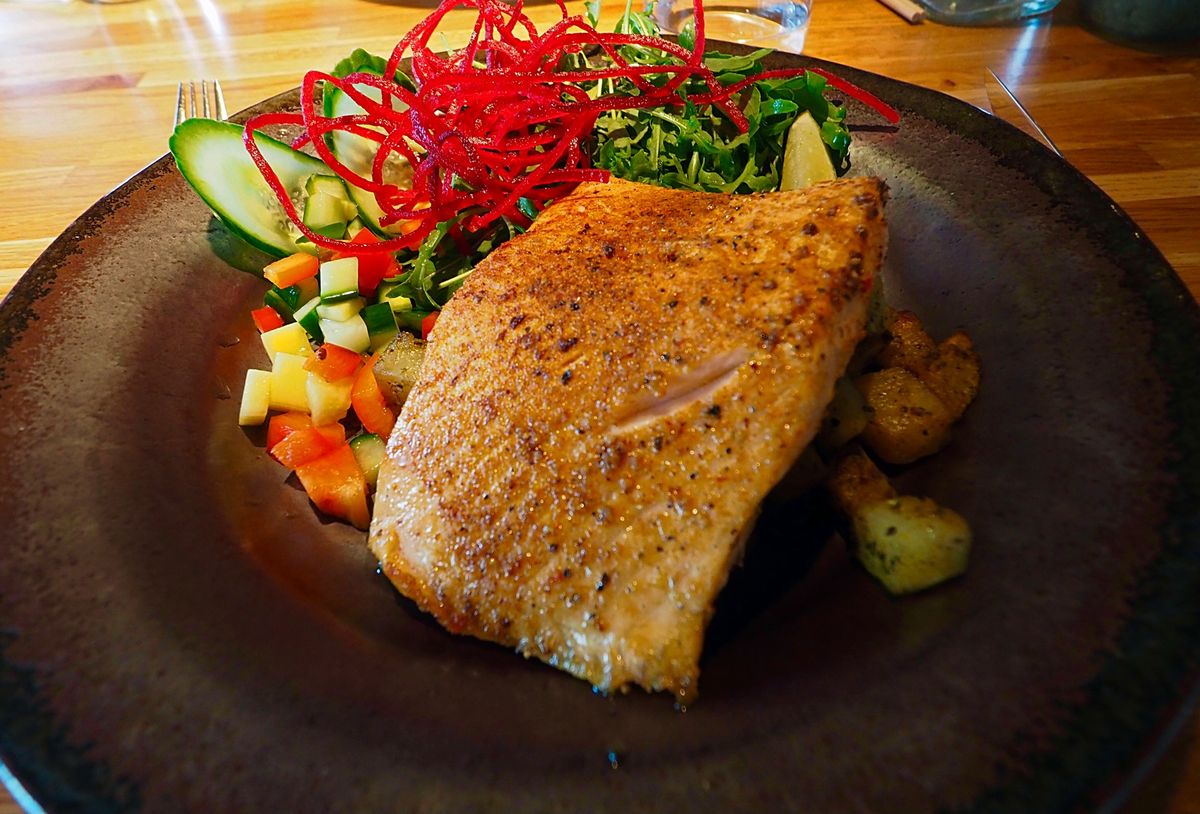 アイスランド第2の都市アークレイリ
お茶目なモニュメントが通りにあったり、...