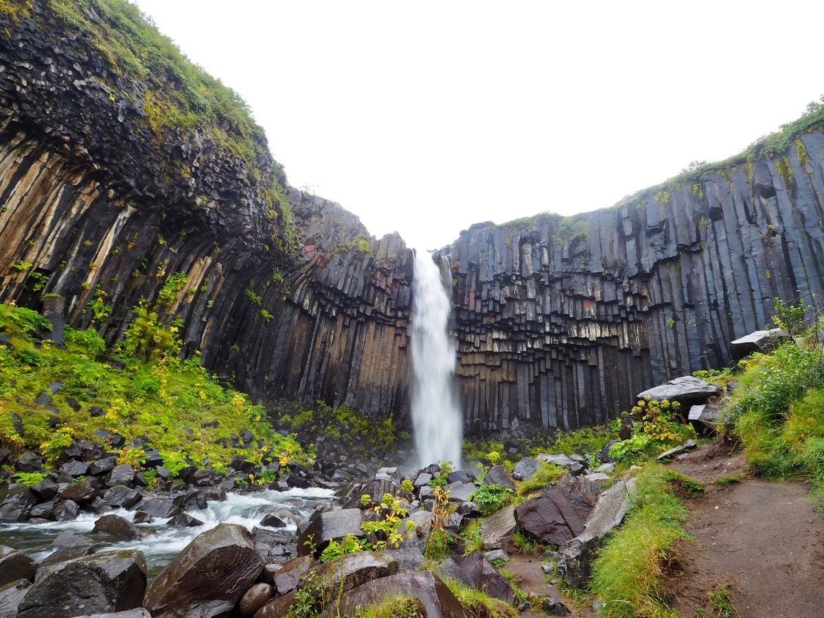 スバルティフォス
ハイキングコースを進んでいくと現れる、岩肌が特徴的な滝。...