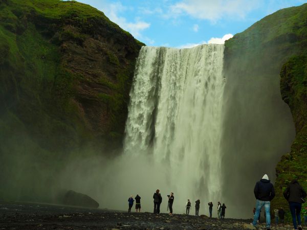 アイスランド・レイキャビク「アイスランド 自然満喫ドライブ一周旅行」の写真：スコゥガフォス
アイスランド南部にある大...