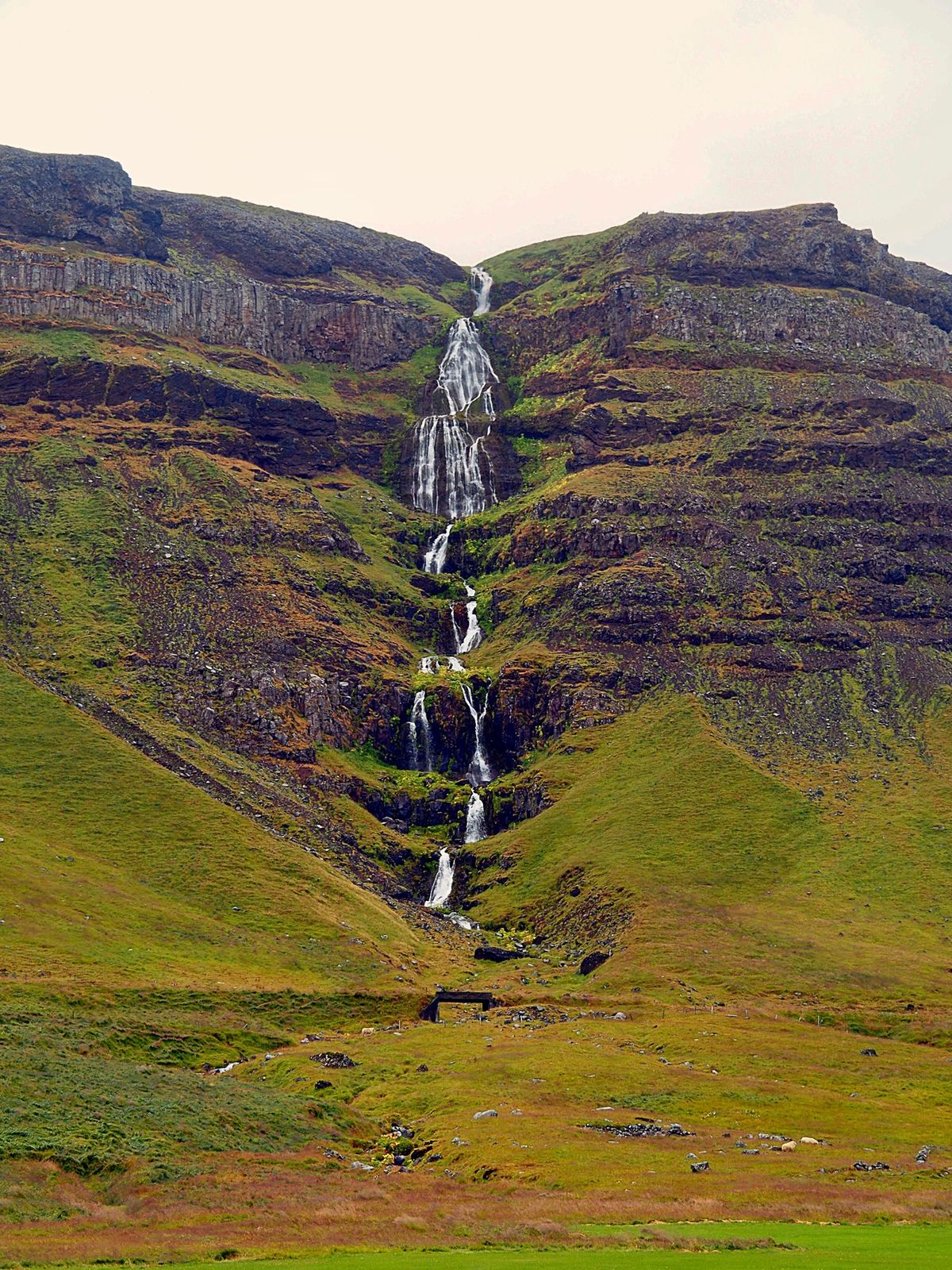 アイスランドの至るところにある名前もない(知らないだけ)滝も美しい。
もち...