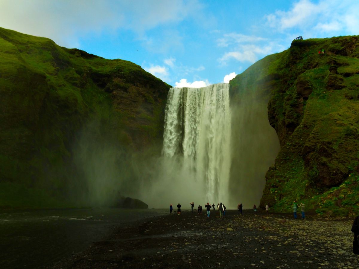 スコゥガフォス
アイスランド南部にある大きな滝。
まさに滝のイメージそのも...