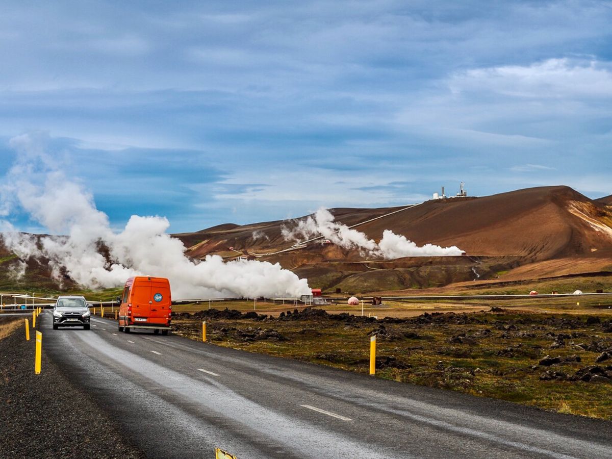クヴェーリル
大地から温泉や蒸気が上がり続ける地熱エリア。
あたりは硫酸の...