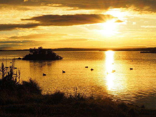 アイスランド・レイキャビク「アイスランド 自然満喫ドライブ一周旅行」の写真：湖畔のキャンプ場にて
夕日が美しすぎた1...