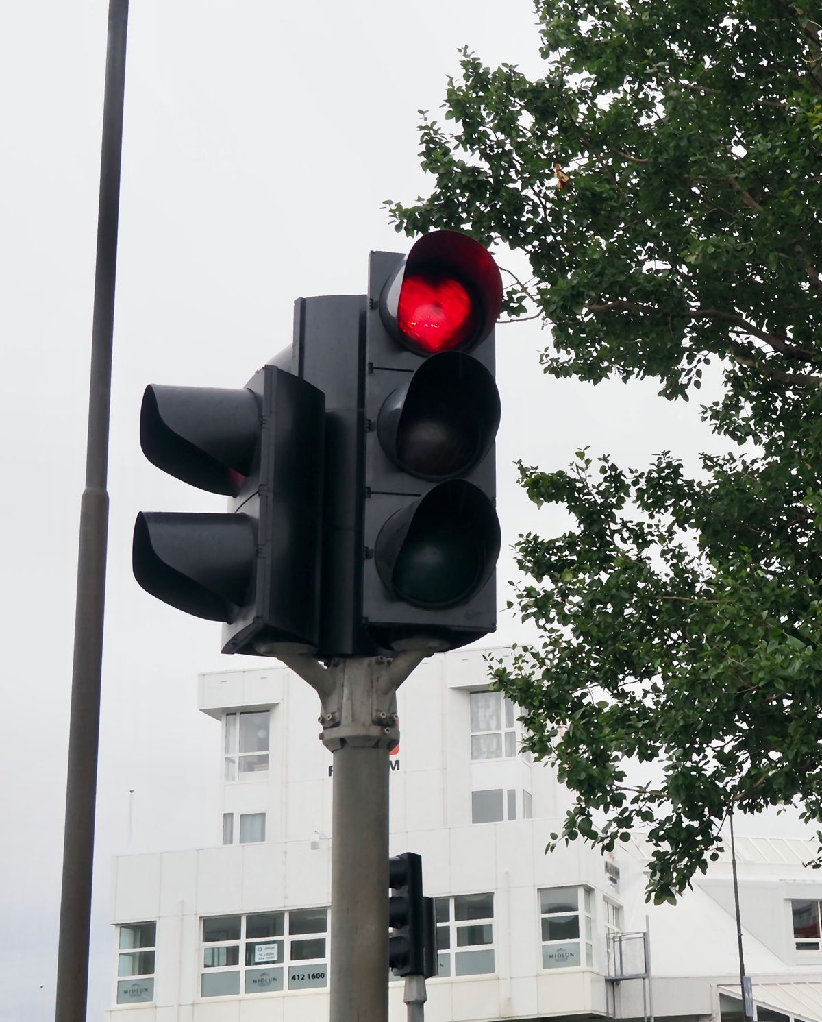 アイスランド第2の都市アークレイリ
お茶目なモニュメントが通りにあったり、...
