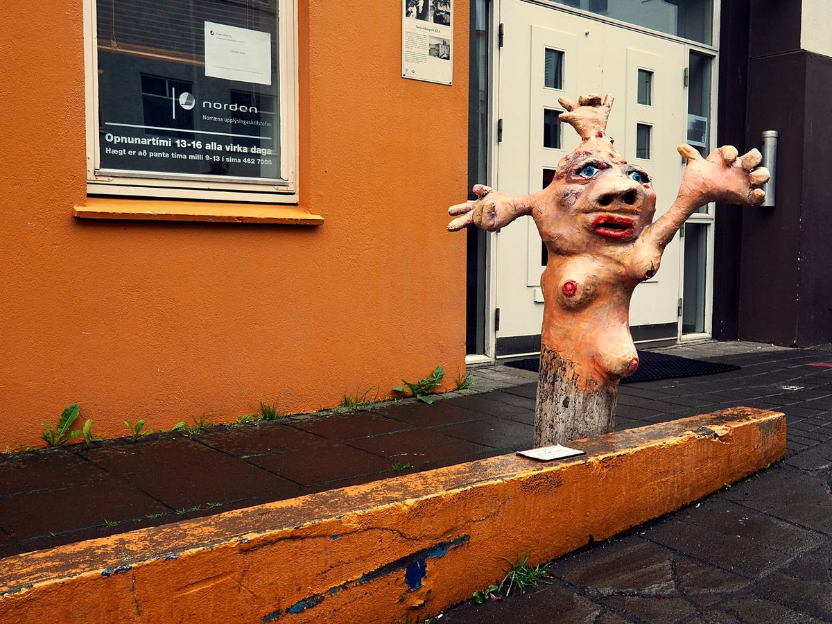 アイスランド第2の都市アークレイリ
お茶目なモニュメントが通りにあったり、...