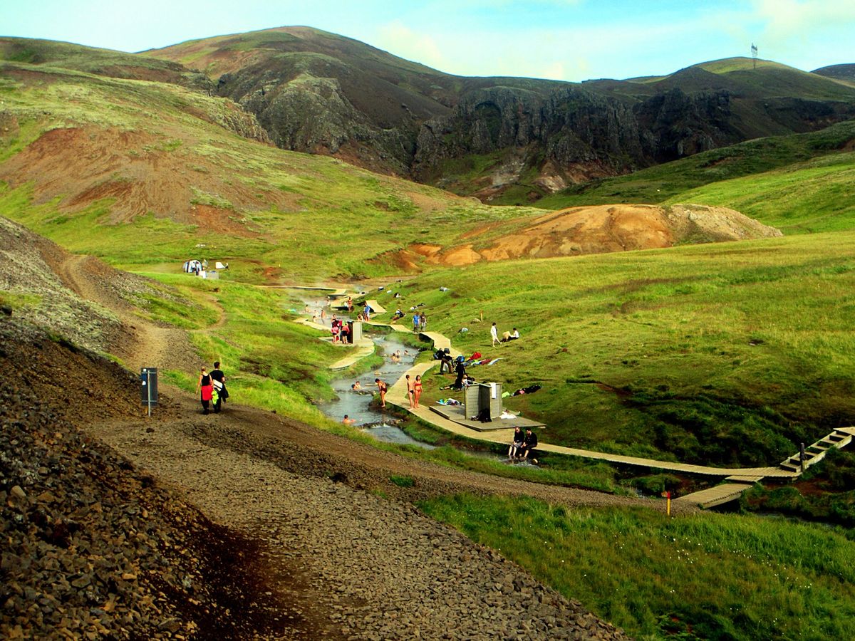 レイキャダルル
1時間くらいのハイキングコースの先にある温泉の川。
ところ...