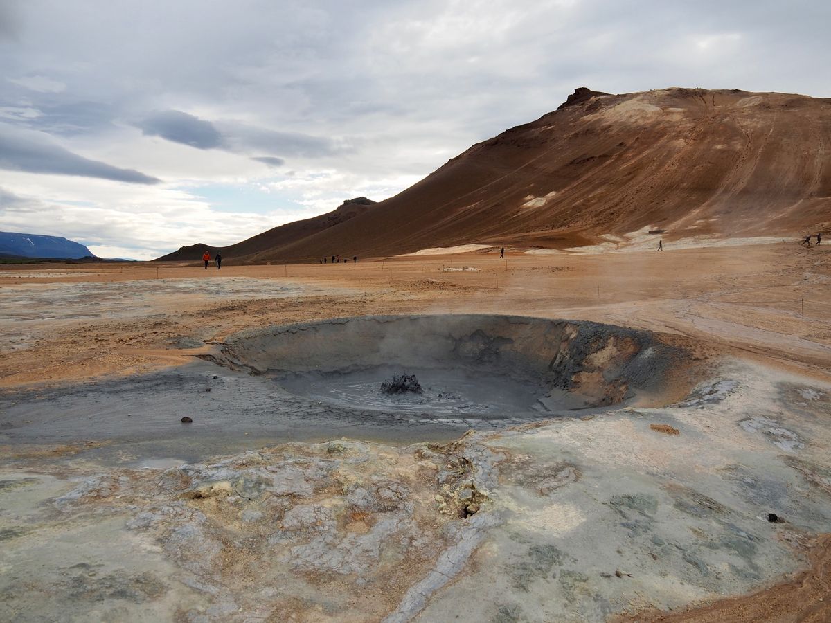 クヴェーリル
大地から温泉や蒸気が上がり続ける地熱エリア。
あたりは硫酸の...